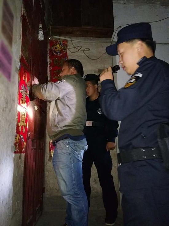 扬中粗心妈妈误将幼女锁家中 